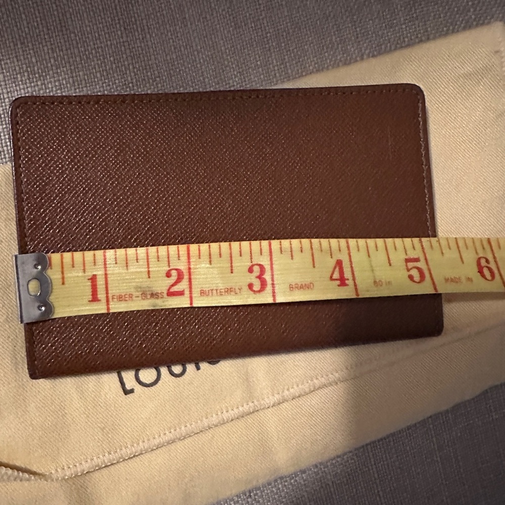 LOUIS VUITTON Porte 2 Cartes
Vertical Brown Taiga Leather Card
Case Holder - Picture 9 of 10